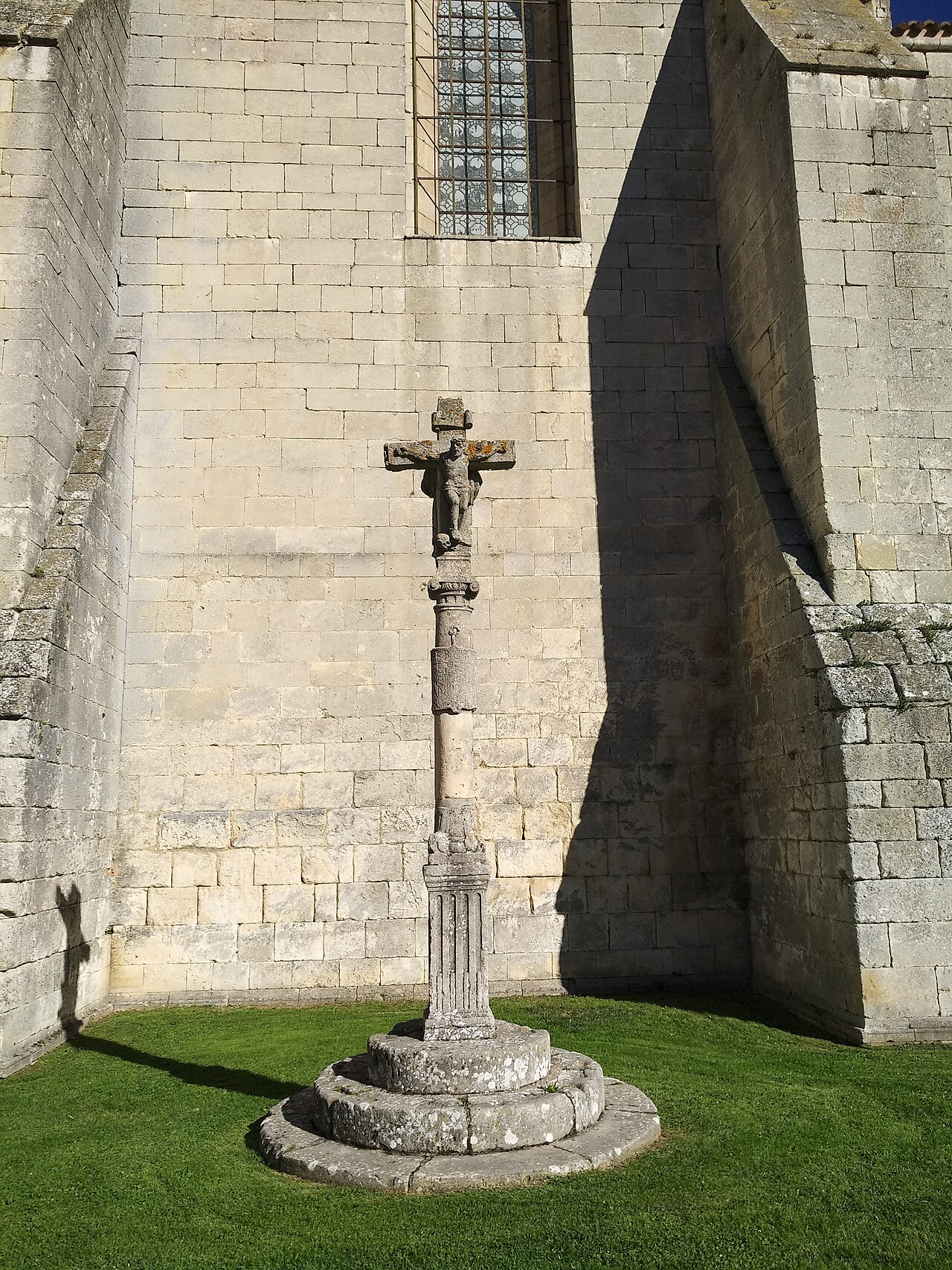 Cruz de piedra en la plaza Compás