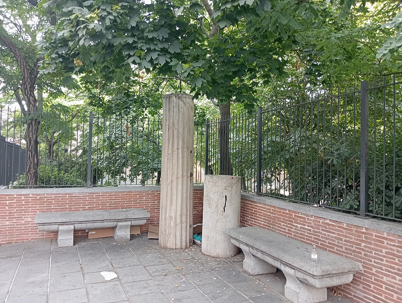 Dos columnas en la calle Conde Duque