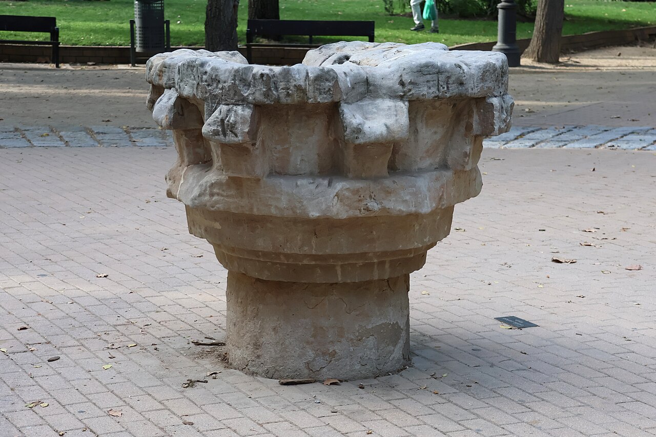 Reproducción de capitel egipcio