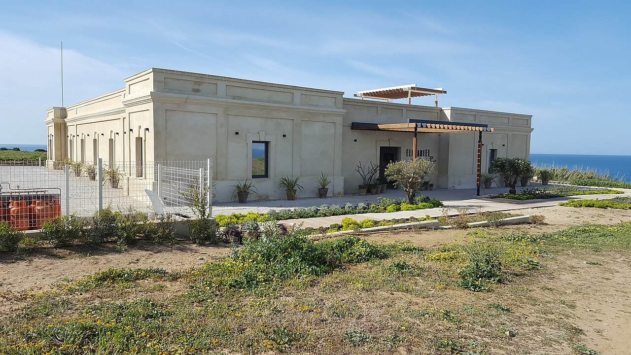 antiguo cuartel de la Guardia Civil, en la playa de La Barrosa