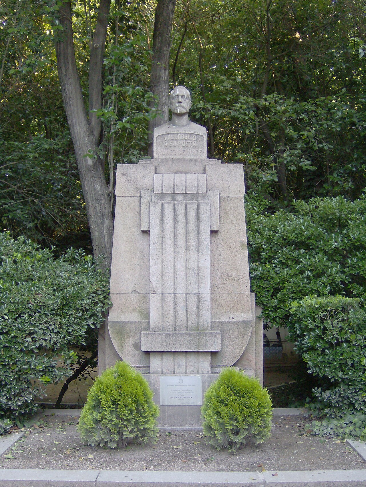 Monumento-fuente al poeta Núñez de Arce