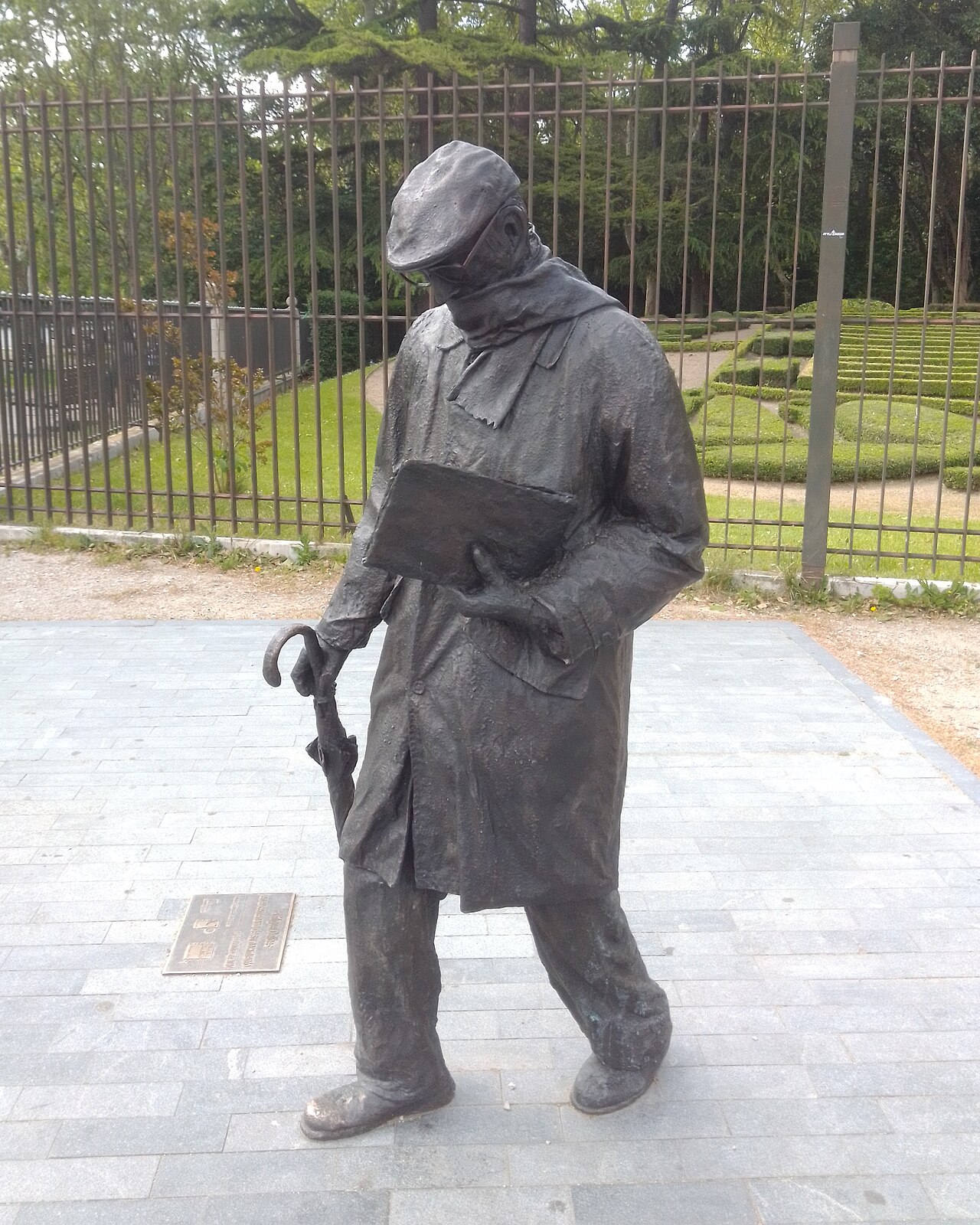 Monumento a Miguel Delibes