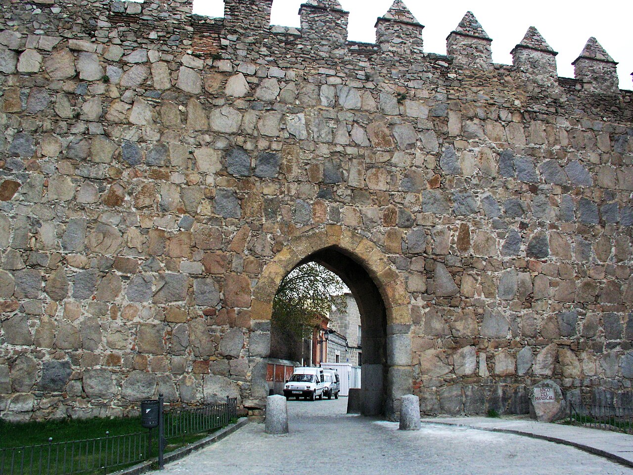 Murallas de Ávila, Puerta del Mariscal