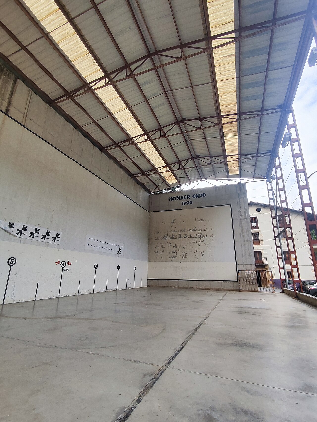 Intxaur Ondo pelota court
