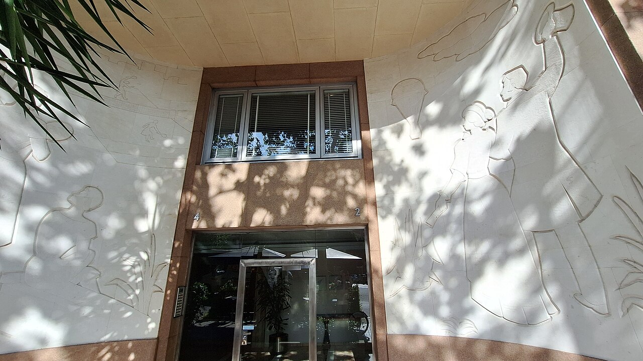 reliefs in carrer Modolell, 2