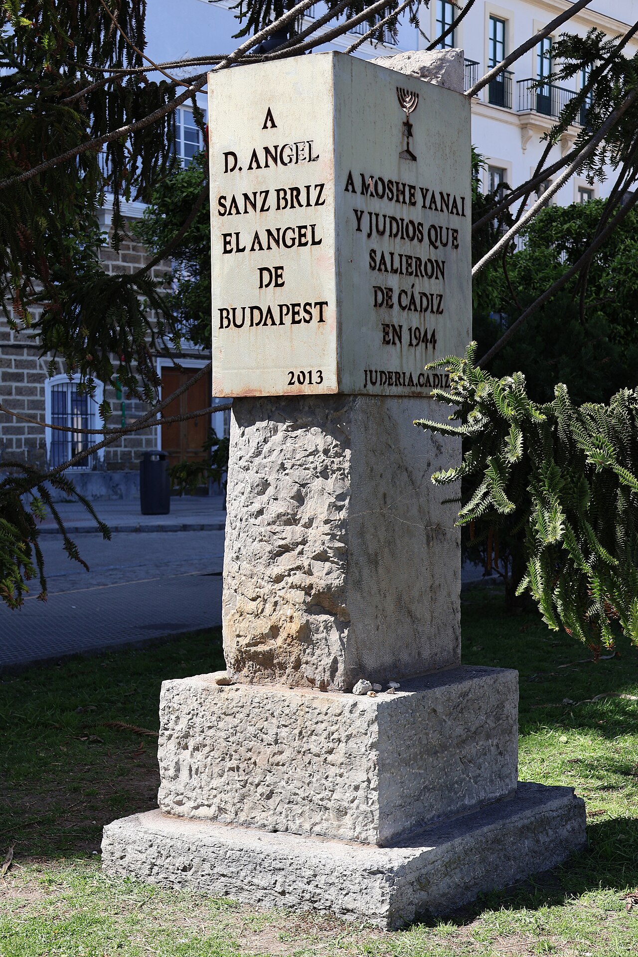 Monumento a Ángel Sanz Briz