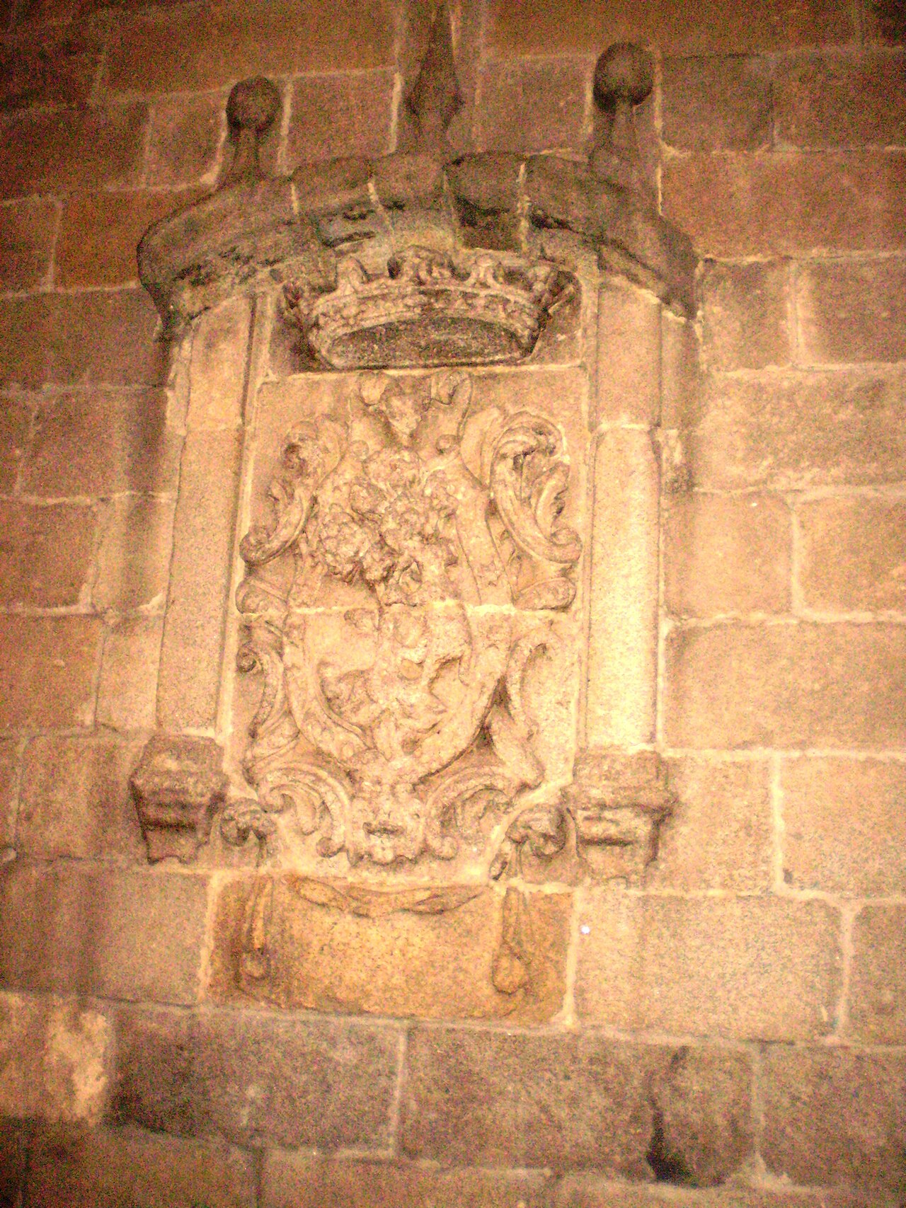 Escudo de Madrid en piedra calle Segovia