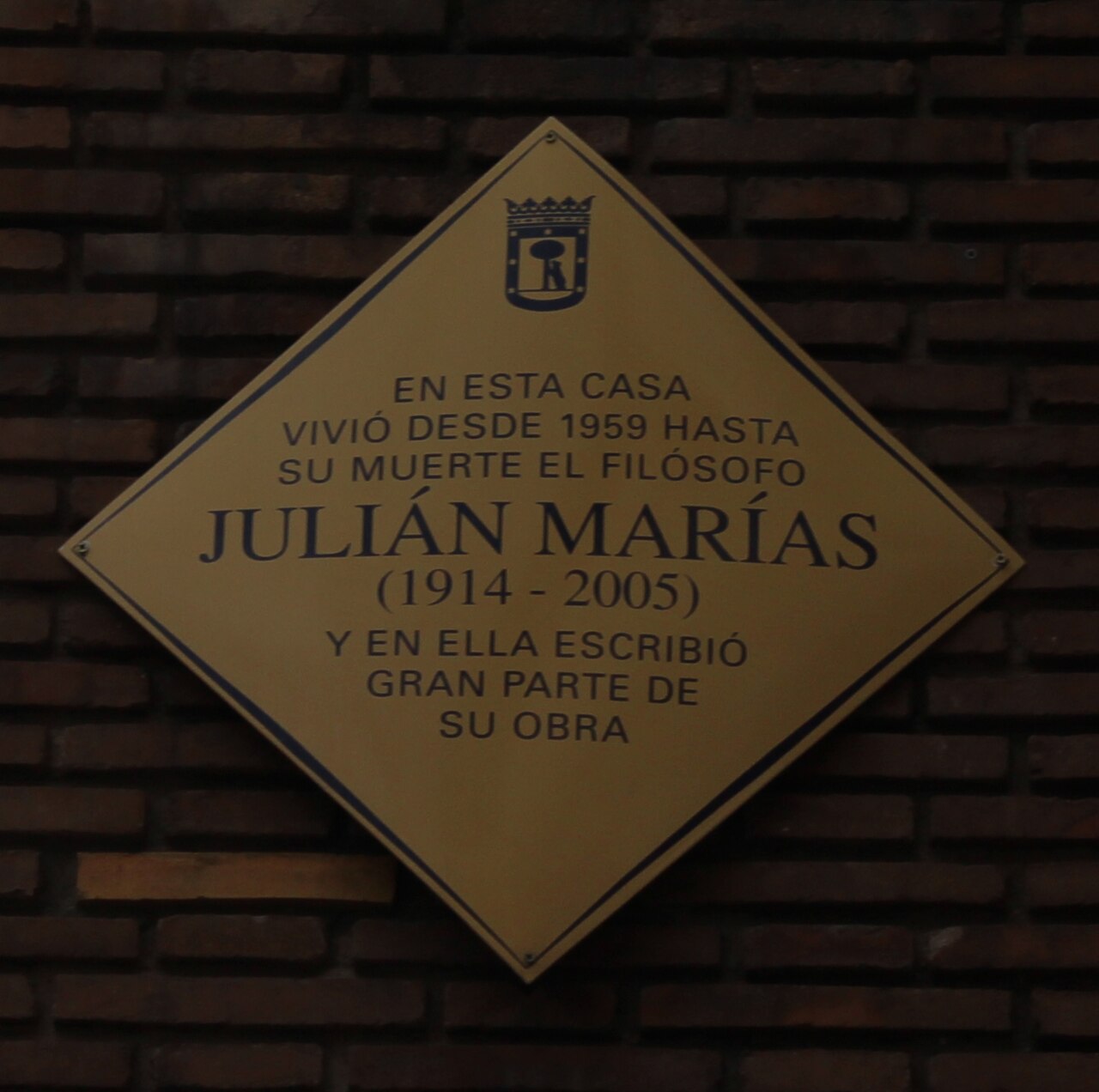 Placa conmemorativa en honor a Julián Marías