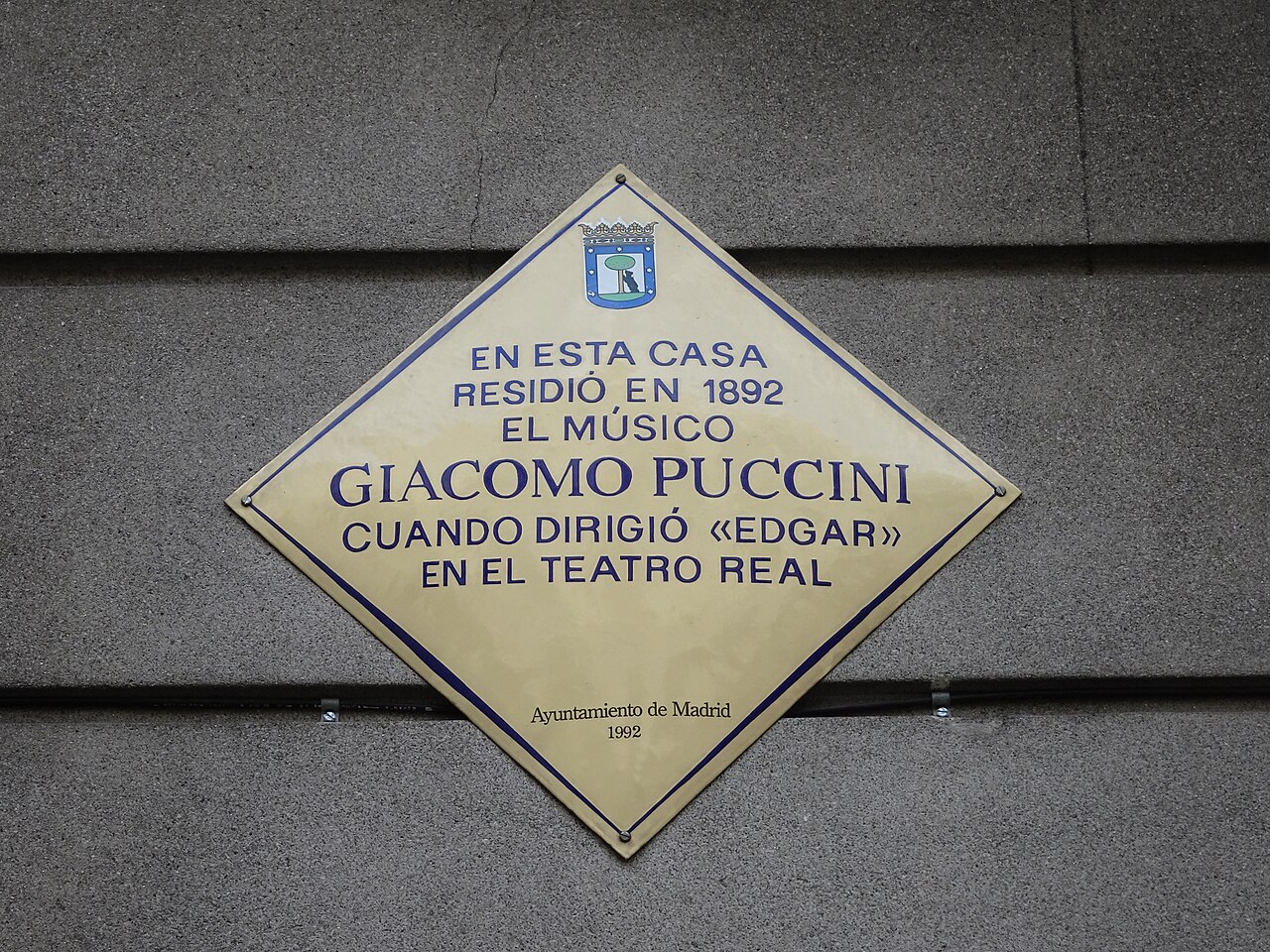 placa conmemorativa en honor a Giacomo Puccini