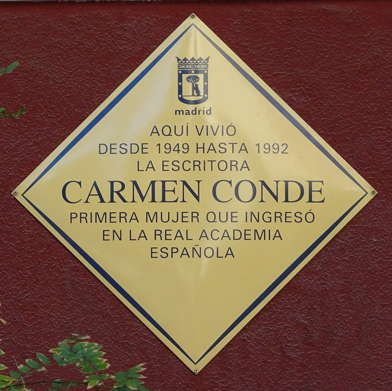 placa conmemorativa en honor a Carmen Conde