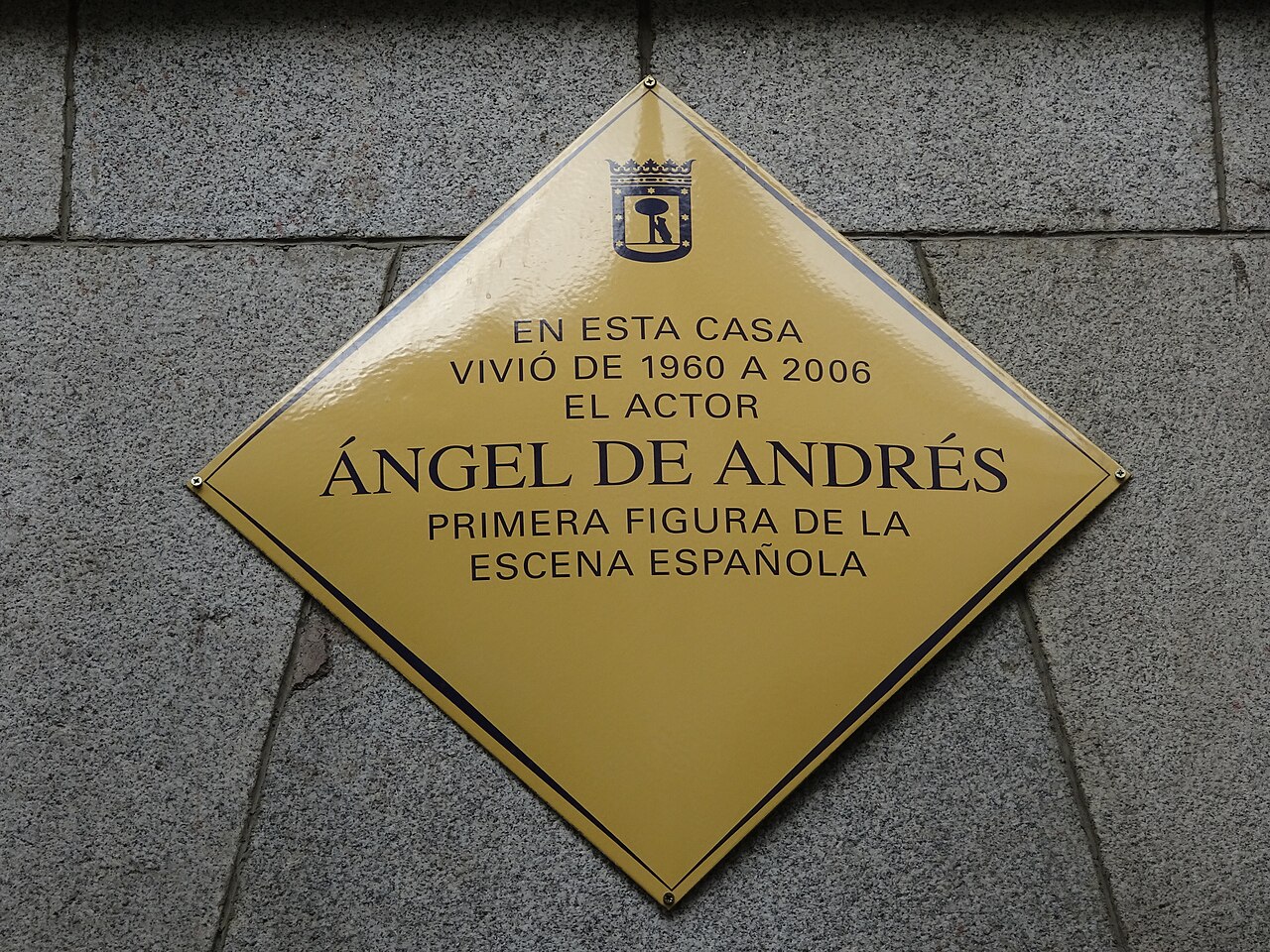 Placa conmemorativa en honor a Ángel de Andrés