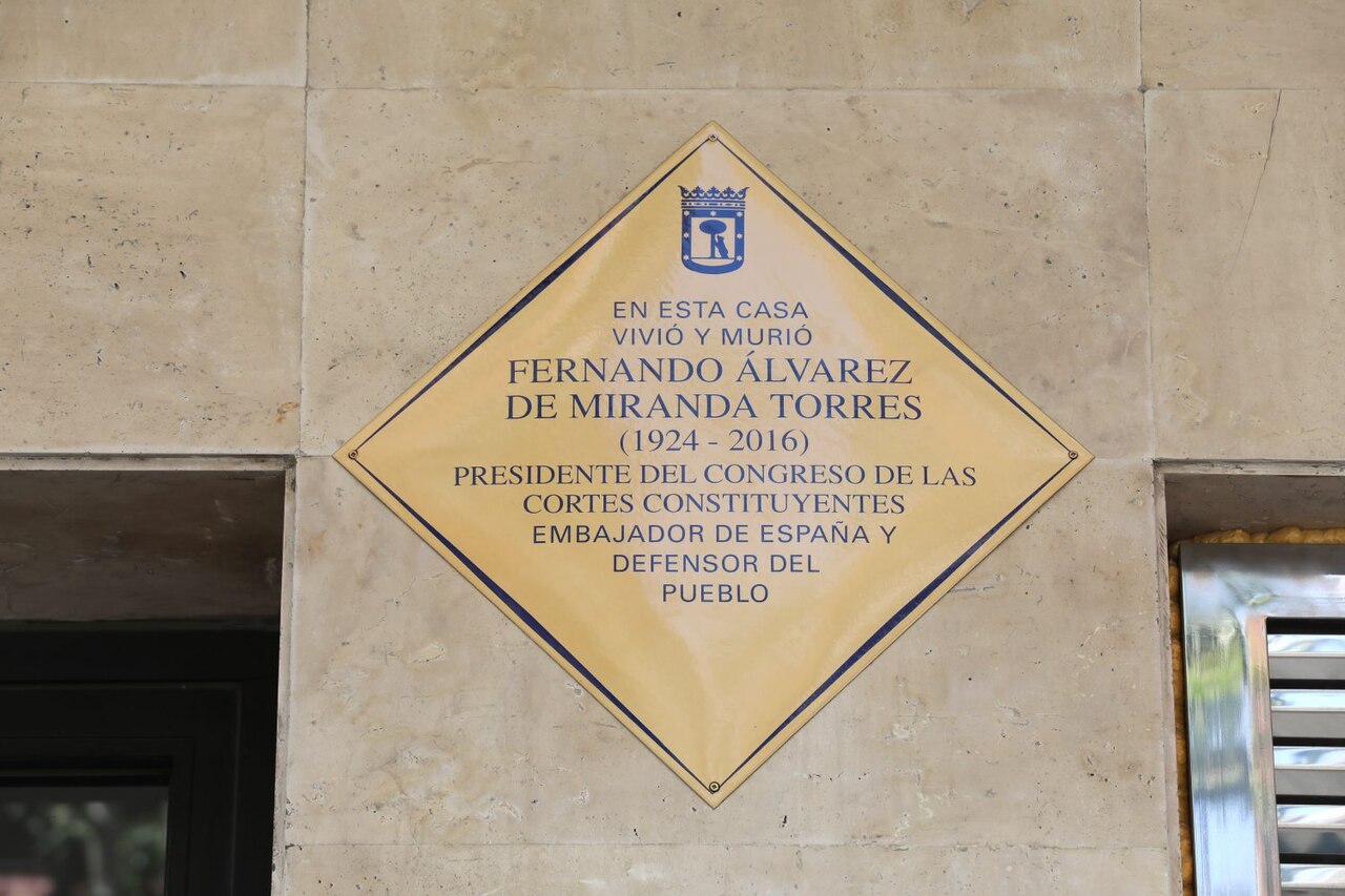 placa conmemorativa en honor a Fernando Álvarez de Miranda