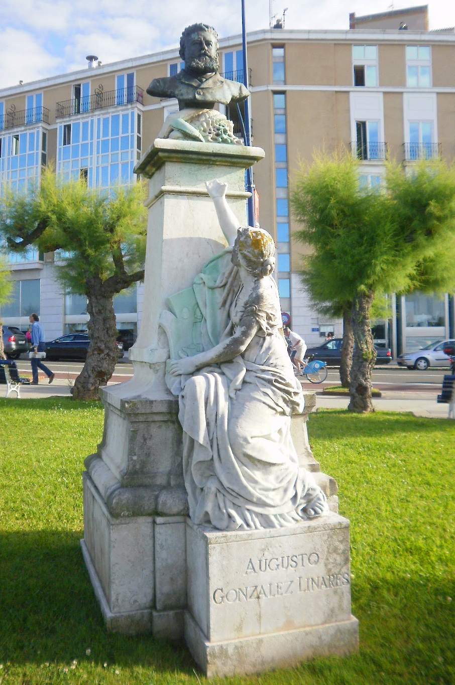 Monumento a Augusto Gónzalez Linares