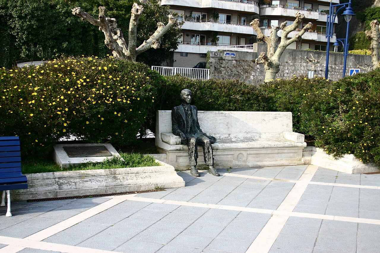 Estatua sedente de Gerardo Diego
