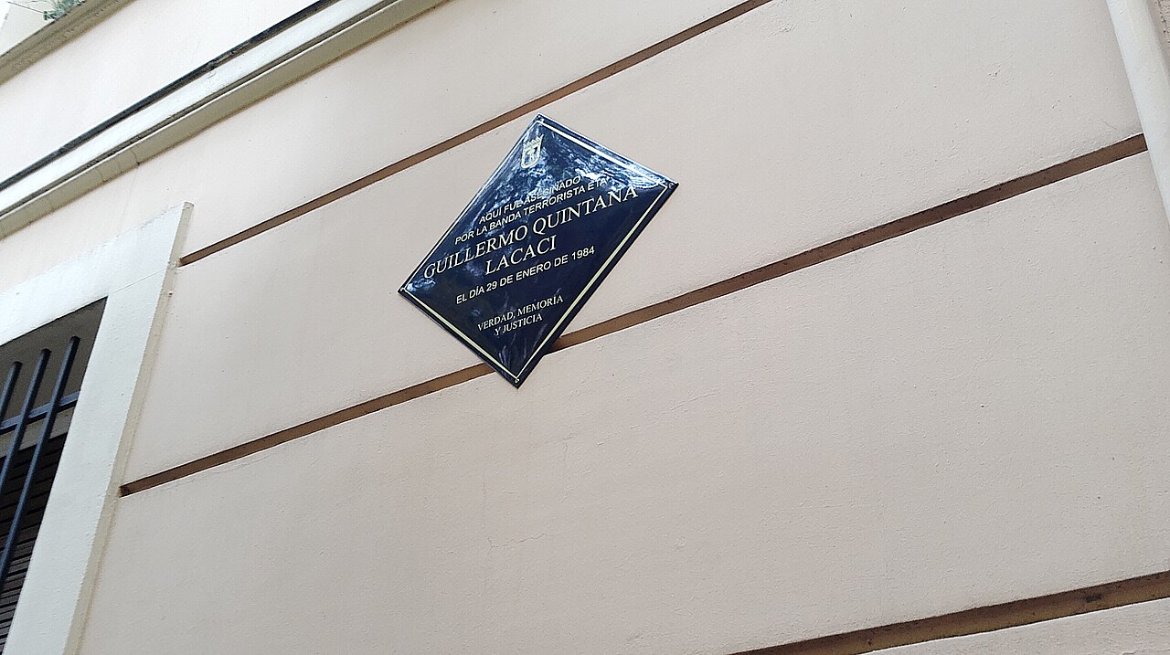 placa conmemorativa en honor a Guillermo Quintana Lacaci