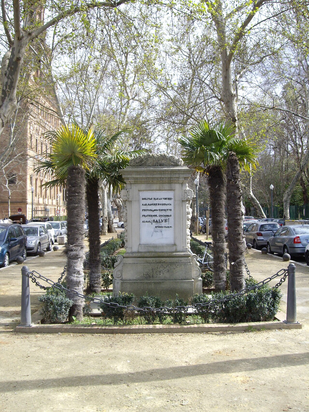 Monumento a La Raza