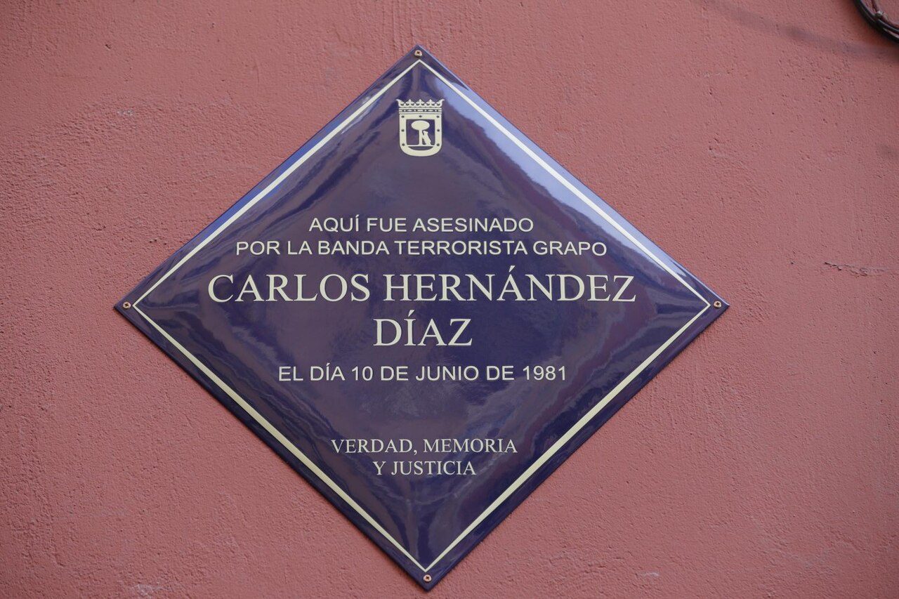 placa conmemorativa en honor a Carlos Hernández Díaz