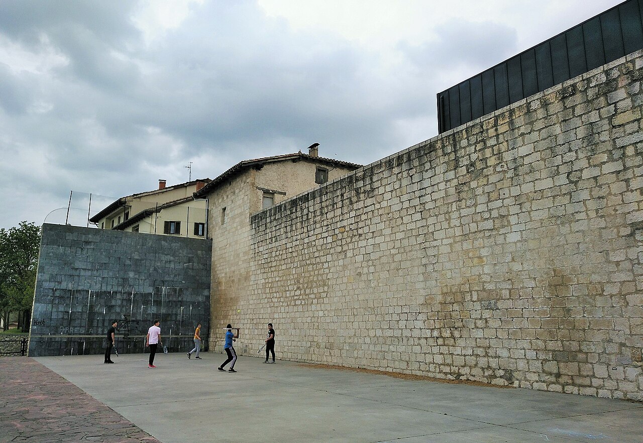 Frontón De Muralla De Salvatierra / Agurain