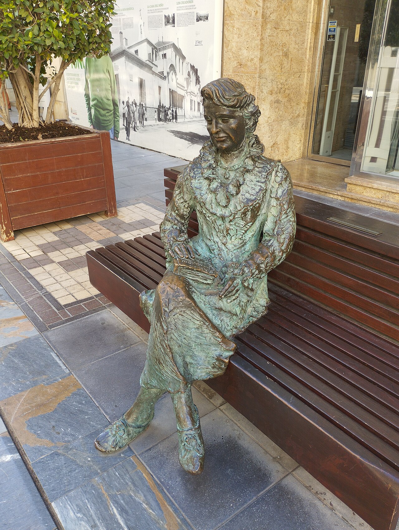 monumento a Carmen Conde